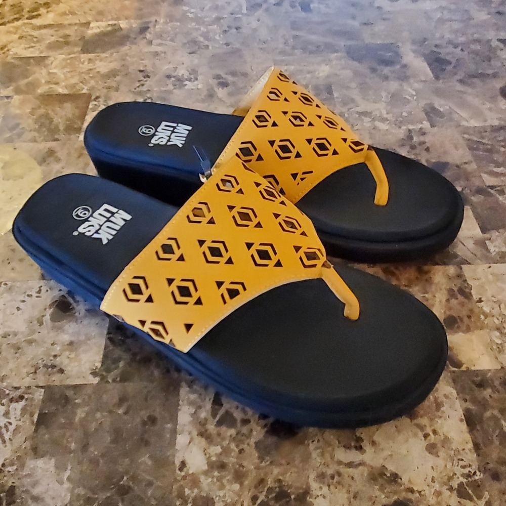 Muk Luks sz‎ 9 sandals gold mustard yellow cut out detailing beach resort summer
